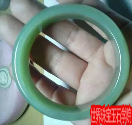 女人和手镯有着天然的缘分各式玉石手镯市场价格大揭秘 珠宝玉石鉴定师培训核心内容