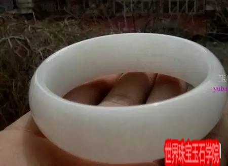 女人和手镯有着天然的缘分各式玉石手镯市场价格大揭秘 珠宝玉石鉴定师培训核心内容