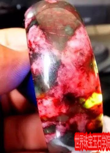 女人和手镯有着天然的缘分各式玉石手镯市场价格大揭秘 珠宝玉石鉴定师培训核心内容