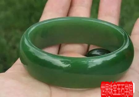 女人和手镯有着天然的缘分各式玉石手镯市场价格大揭秘 珠宝玉石鉴定师培训核心内容