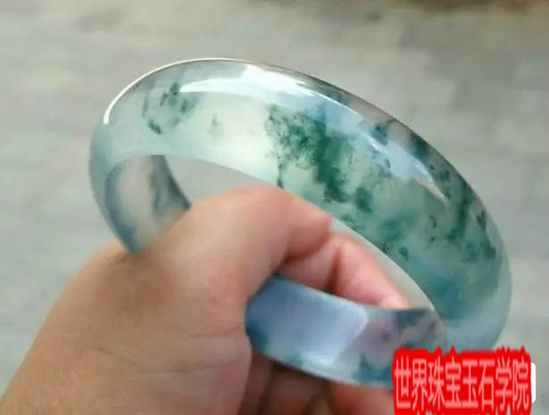 女人和手镯有着天然的缘分各式玉石手镯市场价格大揭秘 珠宝玉石鉴定师培训核心内容