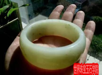 女人和手镯有着天然的缘分各式玉石手镯市场价格大揭秘 珠宝玉石鉴定师培训核心内容