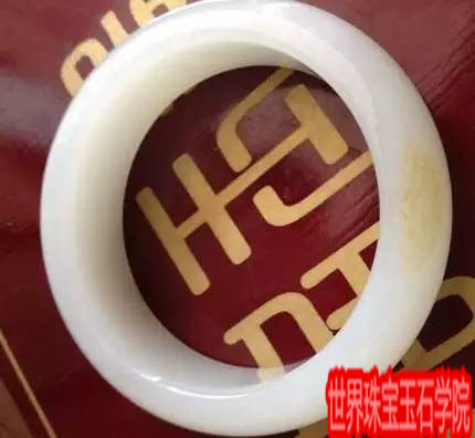 女人和手镯有着天然的缘分各式玉石手镯市场价格大揭秘 珠宝玉石鉴定师培训核心内容