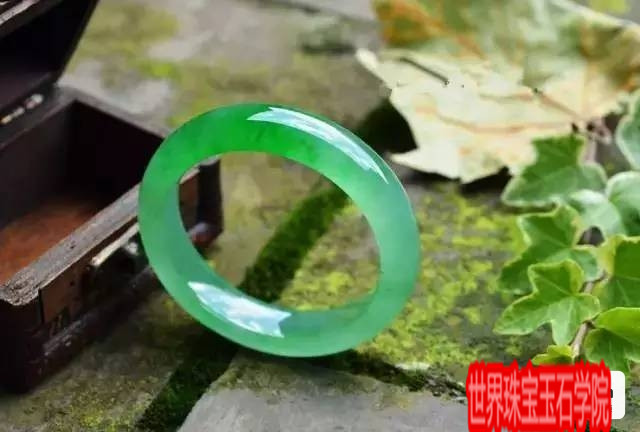 女人和手镯有着天然的缘分各式玉石手镯市场价格大揭秘 珠宝玉石鉴定师培训核心内容