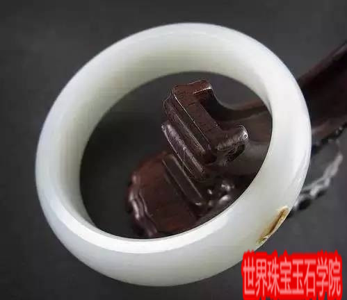 女人和手镯有着天然的缘分各式玉石手镯市场价格大揭秘 珠宝玉石鉴定师培训核心内容