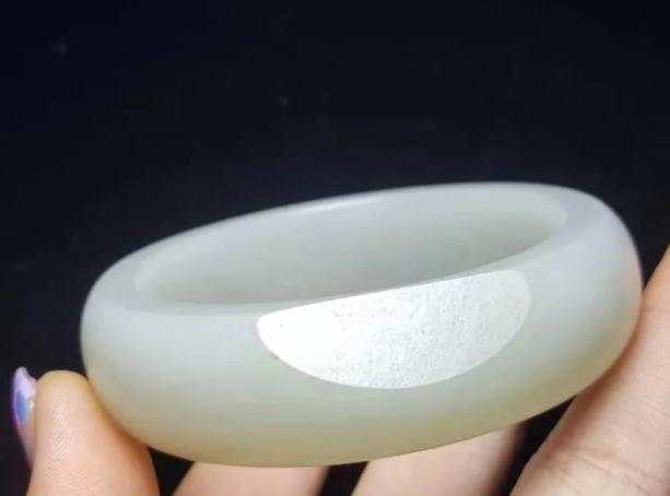 同样都是籽料玉镯, 为什么有的价值能相差十几万