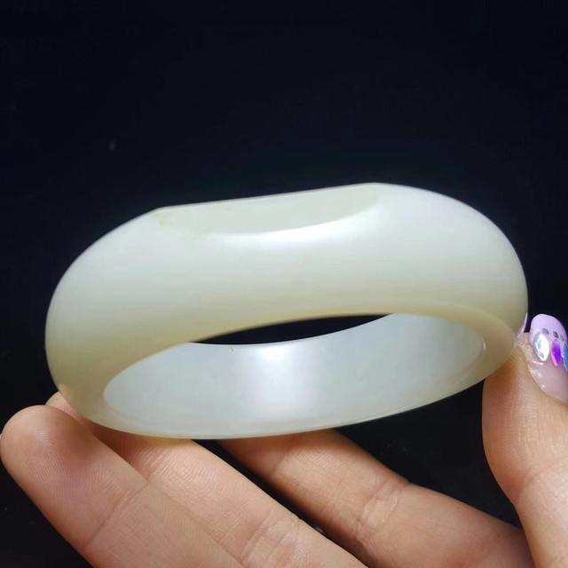 奶奶都惊到了! 买的籽料玉镯突然就不值钱了, 现在市场是怎么了