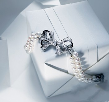 蝴蝶珍珠，尽情挥洒女性恒久魅惑之美