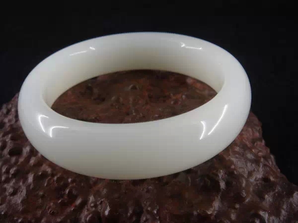外蒙料:和田玉市场上最奇葩的料子