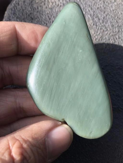 一块奇特的“沙枣青”和田玉!大部分人都没见过