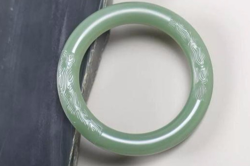 和田玉手镯的专业戴法,你知道吗?