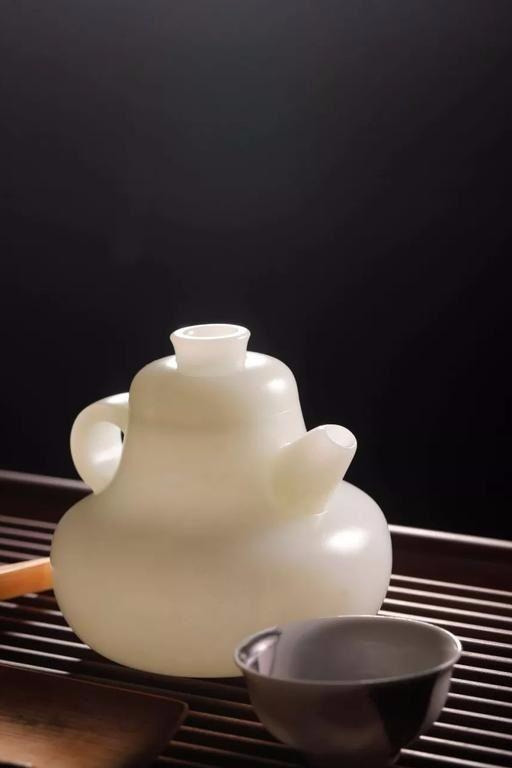 穷戴金富佩钻,有品位玩和田玉