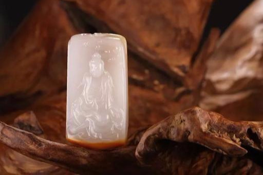 穷戴金富佩钻,有品位玩和田玉