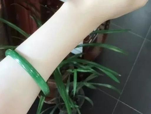 她戴手镯四年不取,最后