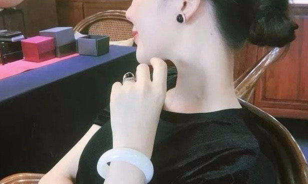 她戴手镯四年不取,最后