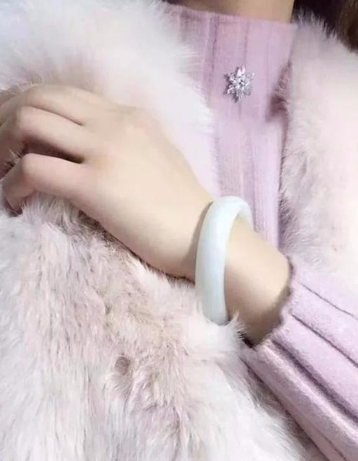 她戴手镯四年不取,最后