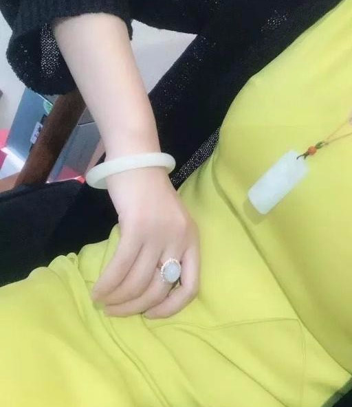 她戴手镯四年不取,最后