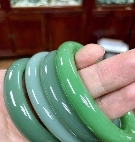 这种和田玉一点都不绿,如今价格堪比菠菜绿碧玉