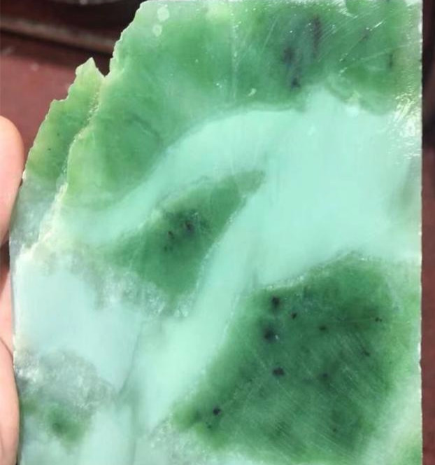 这种和田玉一点都不绿,如今价格堪比菠菜绿碧玉