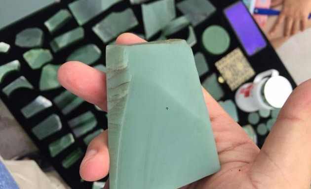 这种和田玉一点都不绿,如今价格堪比菠菜绿碧玉
