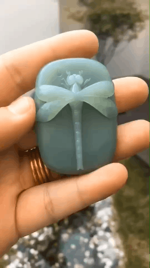 这种和田玉一点都不绿,如今价格堪比菠菜绿碧玉