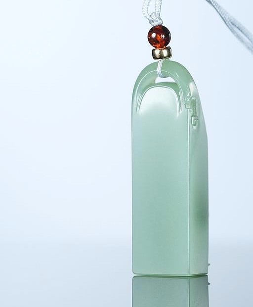 这种和田玉一点都不绿,如今价格堪比菠菜绿碧玉
