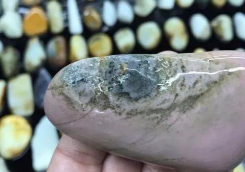 和田玉批发市场里的浪漫颜色