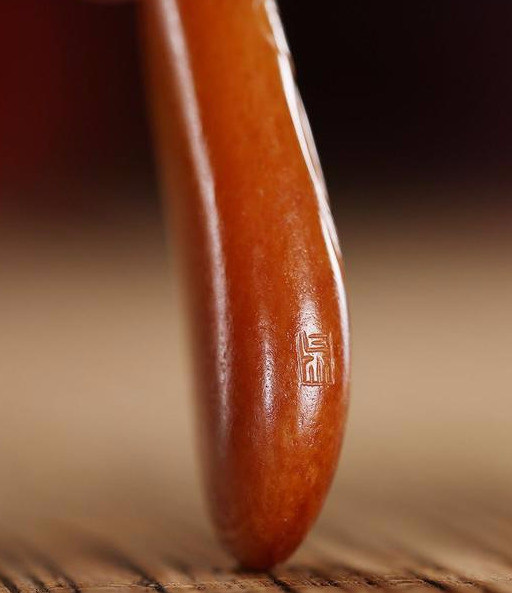 和田玉批发市场里的:赤橙黄绿青蓝紫!