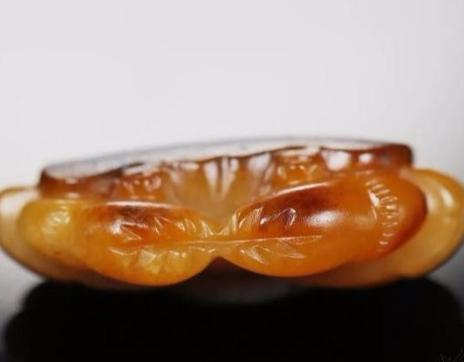 和田玉批发市场里的:赤橙黄绿青蓝紫!