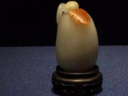 和田玉中籽料贵,乾隆也爱大红皮?