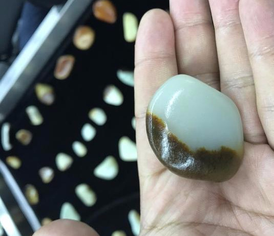 说说和田玉批发市场里的红皮白肉和田玉!