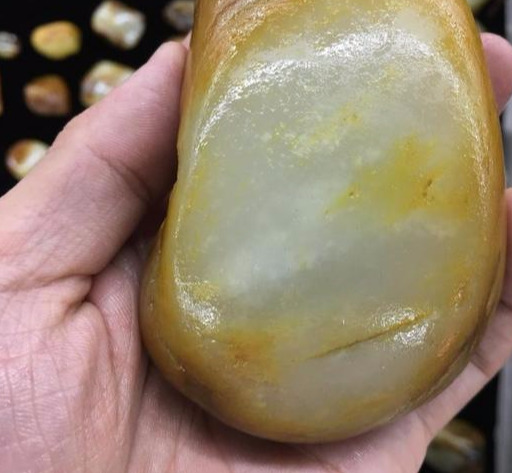 说说和田玉批发市场里的红皮白肉和田玉!