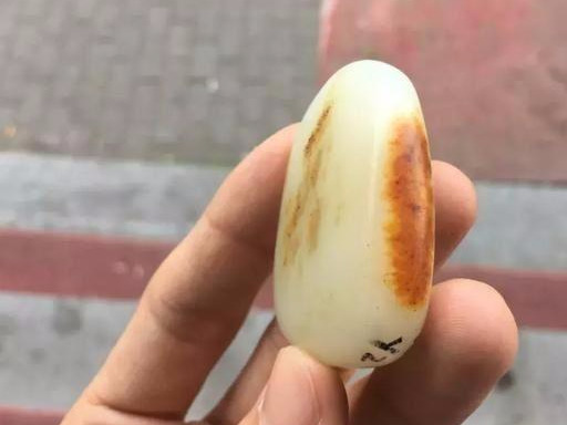 说说和田玉批发市场里的红皮白肉和田玉!