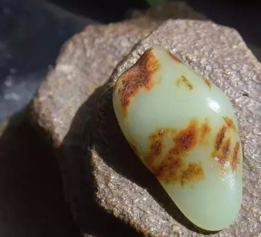和田玉批发市场里的那些特殊皮色!