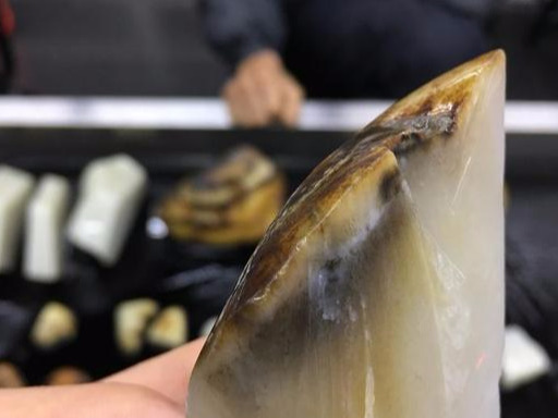 和田玉批发市场里的那些特殊皮色!