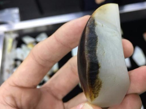 和田玉批发市场里籽料万年黑皮里的秘密!