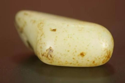 和田玉批发市场里籽料万年黑皮里的秘密!