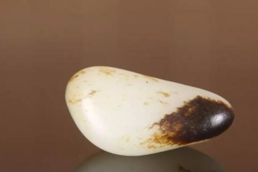 和田玉批发市场里籽料万年黑皮里的秘密!