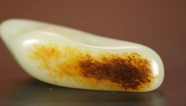 和田玉批发市场里籽料万年黑皮里的秘密!