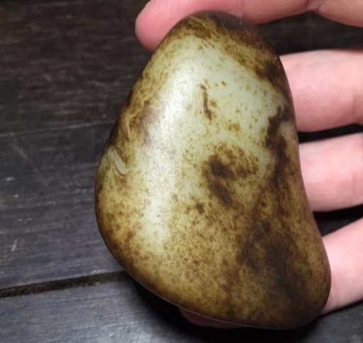 和田玉批发市场里籽料万年黑皮里的秘密!