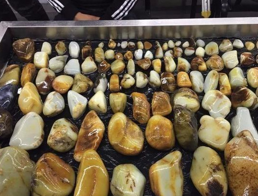 和田玉批发市场里老炮爱皮色!