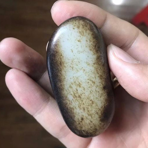 和田玉批发市场里老炮爱皮色!