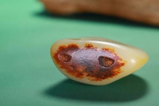 据说和田玉批发市场挂红籽料价值连城!