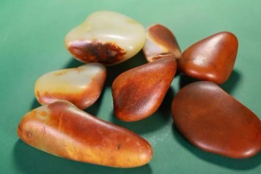 据说和田玉批发市场挂红籽料价值连城!