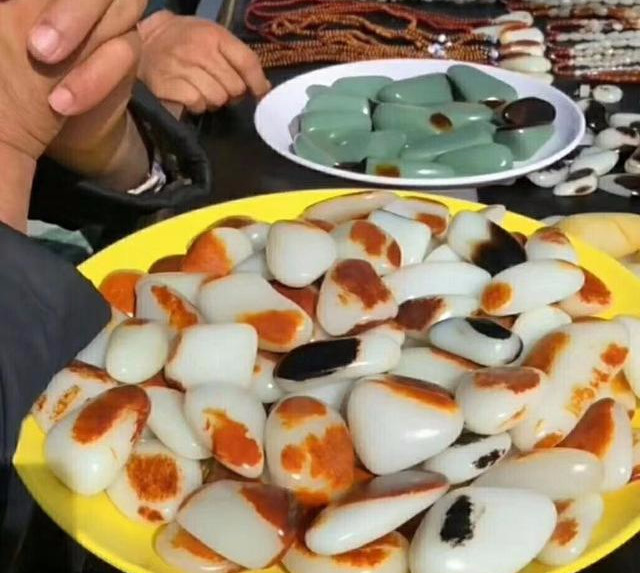 据说和田玉批发市场挂红籽料价值连城!