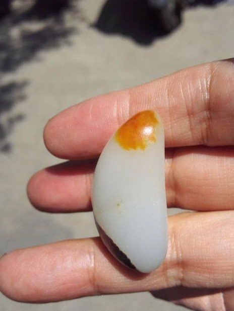 和田玉批发市场里红皮白肉籽料更珍贵!