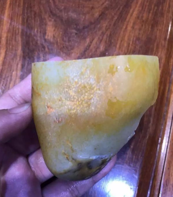 这块和田玉,切得惊心动魄
