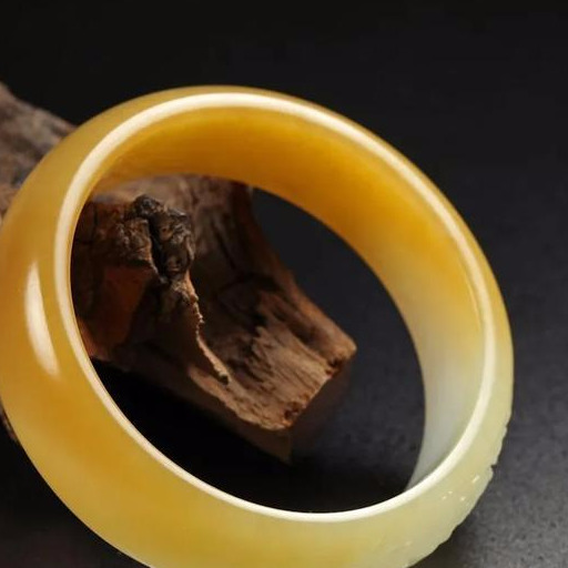 说说和田玉批发市场里,牡丹和田玉的艺术品