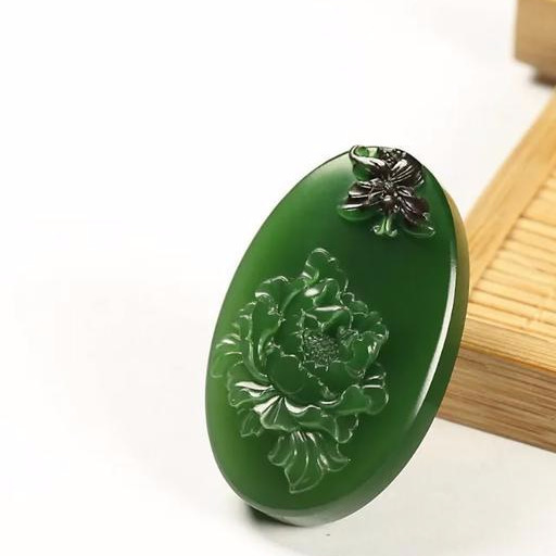 说说和田玉批发市场里,牡丹和田玉的艺术品