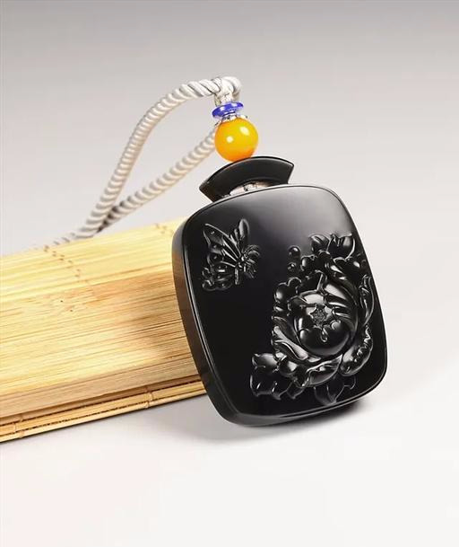 说说和田玉批发市场里,牡丹和田玉的艺术品